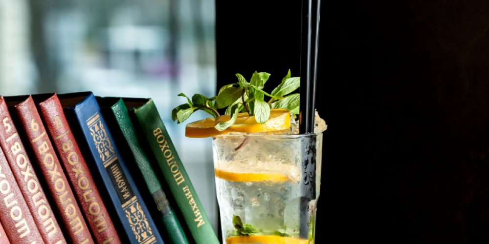 un-bicchiere-di-mojito-posto-accanto-ai-libri (1)